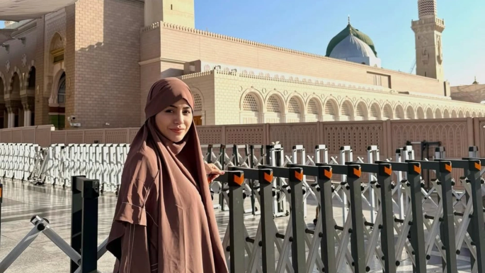 Violentina Kaif berfoto dengan latar Masjid Nabawi, Madinah. [Instagram @violentina.kaif]